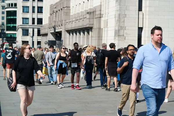Uluslararası Turist Halkının En Güzel Görüntüsü 4 Haziran 2023 'te İngiltere' nin başkenti Londra 'daki Tower Bridge ve Thames Nehri' ni ziyaret ediyor.