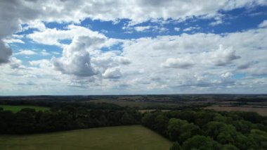 İngiliz Koyun Çiftliği 'nin Yüksek Açı Manzarası ve Muhteşem Manzara ve Yukarı Sundon Park' ın Kırsal Bölgesi, Luton, İngiltere İngiltere. Görüntü 15 Ağustos 2023 'te ele geçirildi.