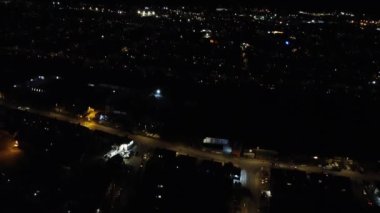 İngiltere 'nin Luton şehrinin yüksek açılı görüntüleri. Aydınlanan Luton Şehri 16 Ağustos 2023 'te İHA' nın Kamerasıyla çekildi.