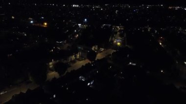 İngiltere 'nin Luton şehrinin yüksek açılı görüntüleri. Aydınlanan Luton Şehri 16 Ağustos 2023 'te İHA' nın Kamerasıyla çekildi.