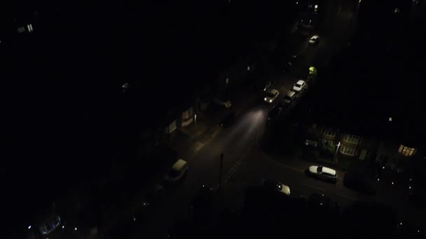 英格兰中卢顿市夜间高角镜头 2023年8月16日 灯火通明的卢顿市被无人机摄像 — 图库视频影像