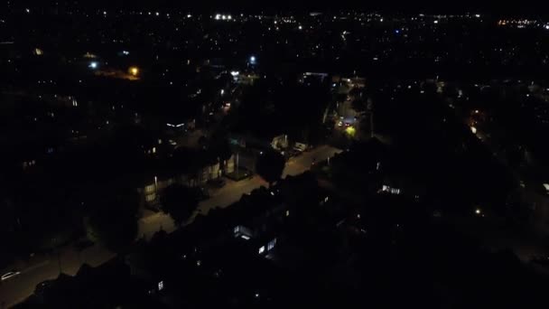 英格兰中卢顿市夜间高角镜头 2023年8月16日 灯火通明的卢顿市被无人机摄像 — 图库视频影像
