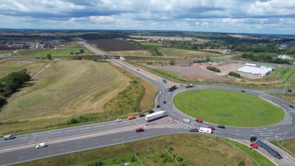 イギリスの高速道路のハイアングルフットプリント 曇った午後のバスティトラフィック 映像は 2023年8月15日にドローンのカメラで英国ルートン市のM1ジャンクション11Aで撮影されました — ストック動画