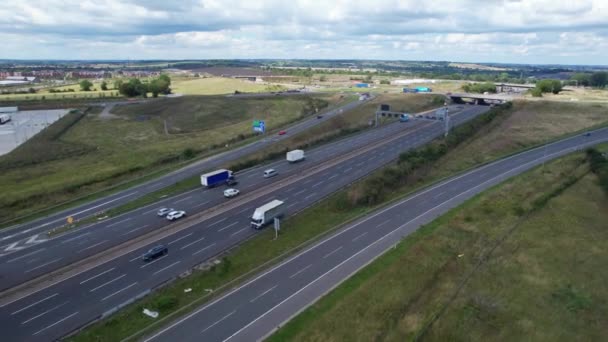 イギリスの高速道路のハイアングルフットプリント 曇った午後のバスティトラフィック 映像は 2023年8月15日にドローンのカメラで英国ルートン市のM1ジャンクション11Aで撮影されました — ストック動画