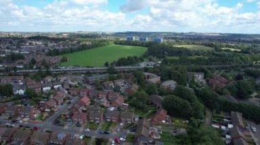 Luton şehrinden geçen ve İngiltere 'deki Luton Leagrave Tren İstasyonu' na yaklaşan trenin güzel hava görüntüleri. Görüntü İHA 'nın Kamerasıyla 15 Ağustos 2023' te çekildi.