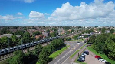 Luton şehrinden geçen ve İngiltere 'deki Luton Leagrave Tren İstasyonu' na yaklaşan trenin güzel hava görüntüleri. Görüntü İHA 'nın Kamerasıyla 15 Ağustos 2023' te çekildi.