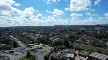 Luton şehrinden geçen ve İngiltere 'deki Luton Leagrave Tren İstasyonu' na yaklaşan trenin güzel hava görüntüleri. Görüntü İHA 'nın Kamerasıyla 15 Ağustos 2023' te çekildi.