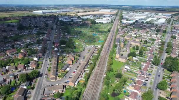 列车在穿过卢顿市的轨道上的美丽的空中影像 并接近英国卢顿 莱格拉夫火车站 拍摄于2023年8月15日 — 图库视频影像
