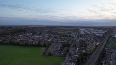 İngiltere 'nin Luton şehrinin yüksek açılı görüntüsü. Büyük Britanya, günbatımından hemen sonra. Görüntüler İHA 'nın Kamerasıyla 19 Ağustos 2023' te çekildi.