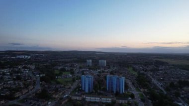 İngiltere 'nin Luton şehrinin yüksek açılı görüntüsü. Büyük Britanya, günbatımından hemen sonra. Görüntüler İHA 'nın Kamerasıyla 19 Ağustos 2023' te çekildi.