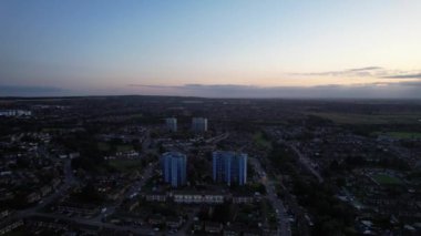 İngiltere 'nin Luton şehrinin yüksek açılı görüntüsü. Büyük Britanya, günbatımından hemen sonra. Görüntüler İHA 'nın Kamerasıyla 19 Ağustos 2023' te çekildi.
