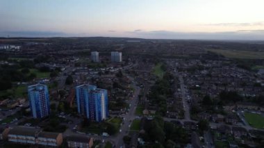 İngiltere 'nin Luton şehrinin yüksek açılı görüntüsü. Büyük Britanya, günbatımından hemen sonra. Görüntüler İHA 'nın Kamerasıyla 19 Ağustos 2023' te çekildi.