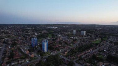 İngiltere 'nin Luton şehrinin yüksek açılı görüntüsü. Büyük Britanya, günbatımından hemen sonra. Görüntüler İHA 'nın Kamerasıyla 19 Ağustos 2023' te çekildi.
