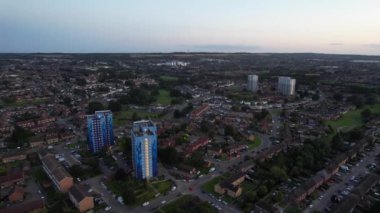 İngiltere 'nin Luton şehrinin yüksek açılı görüntüsü. Büyük Britanya, günbatımından hemen sonra. Görüntüler İHA 'nın Kamerasıyla 19 Ağustos 2023' te çekildi.