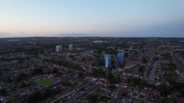 İngiltere 'nin Luton şehrinin yüksek açılı görüntüsü. Büyük Britanya, günbatımından hemen sonra. Görüntüler İHA 'nın Kamerasıyla 19 Ağustos 2023' te çekildi.
