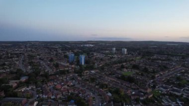 İngiltere 'nin Luton şehrinin yüksek açılı görüntüsü. Büyük Britanya, günbatımından hemen sonra. Görüntüler İHA 'nın Kamerasıyla 19 Ağustos 2023' te çekildi.