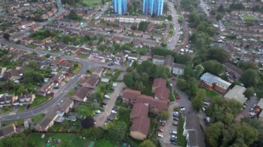 İngiltere 'nin Luton şehrinin yüksek açılı görüntüsü. Büyük Britanya, günbatımından hemen sonra. Görüntüler İHA 'nın Kamerasıyla 19 Ağustos 2023' te çekildi.