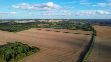 İngiltere 'nin Luton şehrinin yakınlarındaki kırsal arazide İngiliz Tarım Çiftliklerinin Yüksek Açı Görüntüsü İngiltere Büyük Britanya. Görüntüler İHA 'nın Kamerasıyla 19 Ağustos 2023' te çekildi.