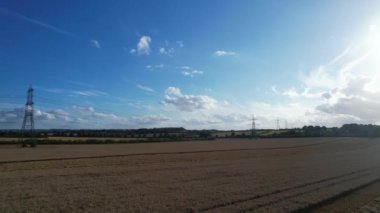 İngiltere 'nin Luton şehrinin yakınlarındaki kırsal arazide İngiliz Tarım Çiftliklerinin Yüksek Açı Görüntüsü İngiltere Büyük Britanya. Görüntüler İHA 'nın Kamerasıyla 19 Ağustos 2023' te çekildi.