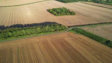 İngiltere 'nin Luton şehrinin yakınlarındaki kırsal arazide İngiliz Tarım Çiftliklerinin Yüksek Açı Görüntüsü İngiltere Büyük Britanya. Görüntüler İHA 'nın Kamerasıyla 19 Ağustos 2023' te çekildi.