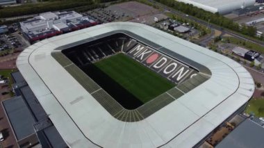 İngiltere 'nin Milton Keynes şehrindeki Modern Futbol Stadyumu MK Don' un hava görüntüsü, 21 Ağustos 2023 'te Drone' un Kamerası ile güneşli bir günde çekildi.