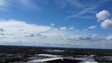 İngiltere 'nin Milton Keynes şehrindeki Modern Futbol Stadyumu MK Don' un hava görüntüsü, 21 Ağustos 2023 'te Drone' un Kamerası ile güneşli bir günde çekildi.
