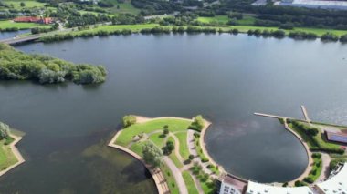 İngiltere 'nin Milton Keynes şehrinde yer alan Caldecotte Gölü' nün yüksek açılı görüntüleri. Hava sahası İHA 'nın Kamerasıyla 21 Ağustos 2023' te ele geçirildi.