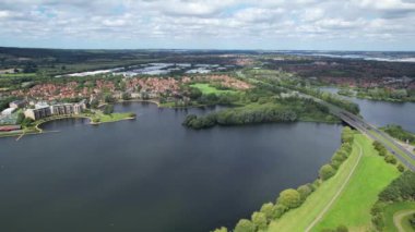 İngiltere 'nin Milton Keynes şehrinde yer alan Caldecotte Gölü' nün yüksek açılı görüntüleri. Hava sahası İHA 'nın Kamerasıyla 21 Ağustos 2023' te ele geçirildi.