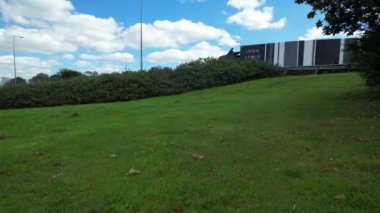 İngiltere 'nin Milton Keynes şehrinde yer alan Caldecotte Gölü yolu. Manzara 21 Ağustos 2023 'te ele geçirildi. 