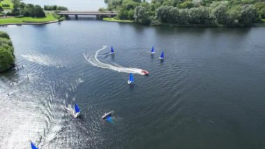 İngiltere 'nin Milton Keynes şehrinde bulunan Caldecotte Gölü' ndeki People Boating 'in yüksek açılı görüntüleri. Hava sahası İHA 'nın Kamerasıyla 21 Ağustos 2023' te ele geçirildi.