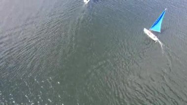 İngiltere 'nin Milton Keynes şehrinde bulunan Caldecotte Gölü' ndeki People Boating 'in yüksek açılı görüntüleri. Hava sahası İHA 'nın Kamerasıyla 21 Ağustos 2023' te ele geçirildi.