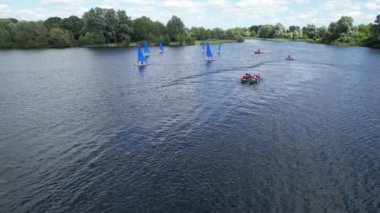 İngiltere 'nin Milton Keynes şehrinde bulunan Caldecotte Gölü' ndeki People Boating 'in yüksek açılı görüntüleri. Hava sahası İHA 'nın Kamerasıyla 21 Ağustos 2023' te ele geçirildi.