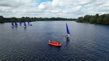 İngiltere 'nin Milton Keynes şehrinde bulunan Caldecotte Gölü' ndeki People Boating 'in yüksek açılı görüntüleri. Hava sahası İHA 'nın Kamerasıyla 21 Ağustos 2023' te ele geçirildi.