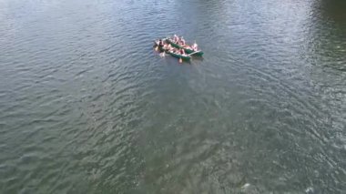 İngiltere 'nin Milton Keynes şehrinde bulunan Caldecotte Gölü' ndeki People Boating 'in yüksek açılı görüntüleri. Hava sahası İHA 'nın Kamerasıyla 21 Ağustos 2023' te ele geçirildi.