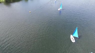 İngiltere 'nin Milton Keynes şehrinde bulunan Caldecotte Gölü' ndeki People Boating 'in yüksek açılı görüntüleri. Hava sahası İHA 'nın Kamerasıyla 21 Ağustos 2023' te ele geçirildi.