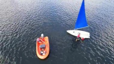 İngiltere 'nin Milton Keynes şehrinde bulunan Caldecotte Gölü' ndeki People Boating 'in yüksek açılı görüntüleri. Hava sahası İHA 'nın Kamerasıyla 21 Ağustos 2023' te ele geçirildi.