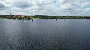 İngiltere 'nin Milton Keynes şehrinde bulunan Caldecotte Gölü' ndeki People Boating 'in yüksek açılı görüntüleri. Hava sahası İHA 'nın Kamerasıyla 21 Ağustos 2023' te ele geçirildi.