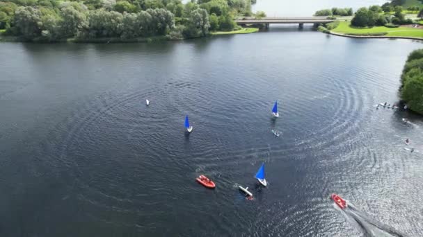 イギリスのミルトン ケインズシティに位置するカルデコッテ湖でボートをする人々の高角度の映像 2023年8月21日にドローンのカメラで撮影されました — ストック動画