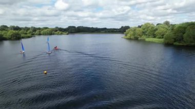 İngiltere 'nin Milton Keynes şehrinde bulunan Caldecotte Gölü' ndeki People Boating 'in yüksek açılı görüntüleri. Hava sahası İHA 'nın Kamerasıyla 21 Ağustos 2023' te ele geçirildi.