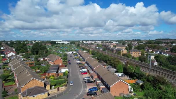 Prachtige Luchtfoto Van Trein Sporen Passeren Luton Stad Het Naderen — Stockvideo