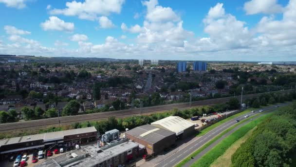 ルートン市を通過するトラック上の列車の美しい航空写真と英国ルートン リーグレーブ駅へのアプローチ 2023年8月15日にドローンのカメラで撮影された映像 — ストック動画