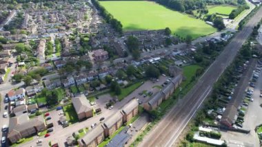 Luton şehrinden geçen ve İngiltere 'deki Luton Leagrave Tren İstasyonu' na yaklaşan trenin güzel hava görüntüleri. Görüntü İHA 'nın Kamerasıyla 15 Ağustos 2023' te çekildi.