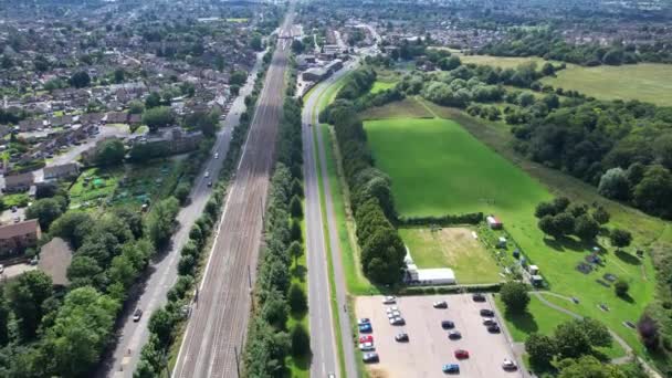 列车在穿过卢顿市的轨道上的美丽的空中影像 并接近英国卢顿 莱格拉夫火车站 拍摄于2023年8月15日 — 图库视频影像