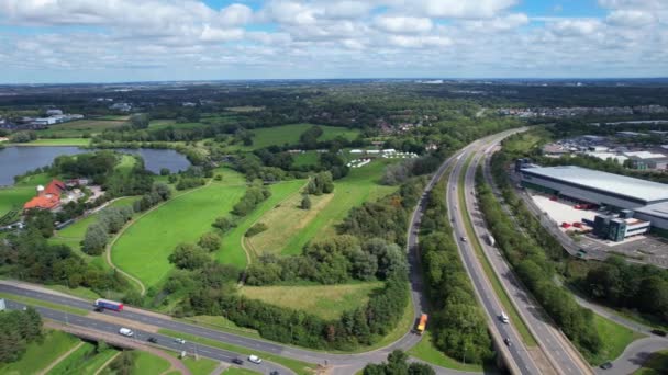 Aerial Footage Most Beautiful British Roads Traffic Passing Caldecotte Lake — Vídeos de Stock