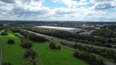 İngiltere 'nin başkenti Milton Keynes' teki Caldecotte Gölü 'nden En Güzel İngiliz Karayolları ve Trafik Yollarının Hava Görüntüleri. Görüntüler 21 Ağustos 2023 'te Drone' un Kamerasıyla çekildi.