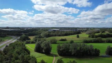 İngiltere 'nin başkenti Milton Keynes' teki Caldecotte Gölü 'nden En Güzel İngiliz Karayolları ve Trafik Yollarının Hava Görüntüleri. Görüntüler 21 Ağustos 2023 'te Drone' un Kamerasıyla çekildi.