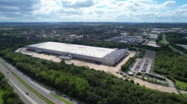 İngiltere 'nin başkenti Milton Keynes' teki Caldecotte Gölü 'nden En Güzel İngiliz Karayolları ve Trafik Yollarının Hava Görüntüleri. Görüntüler 21 Ağustos 2023 'te Drone' un Kamerasıyla çekildi.