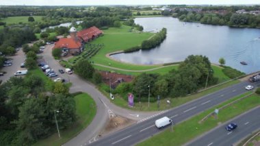 İngiltere 'nin başkenti Milton Keynes' teki Caldecotte Gölü 'nden En Güzel İngiliz Karayolları ve Trafik Yollarının Hava Görüntüleri. Görüntüler 21 Ağustos 2023 'te Drone' un Kamerasıyla çekildi.