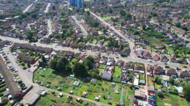 İngiltere 'nin Kuzey Luton şehrinin yüksek açılı görüntüsü. Büyük Britanya, günbatımından hemen sonra. Görüntü İHA 'nın Kamerasıyla 15 Ağustos 2023' te kaydedildi.