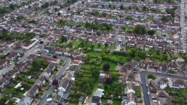 İngiltere 'nin Kuzey Luton şehrinin yüksek açılı görüntüsü. Büyük Britanya, günbatımından hemen sonra. Görüntü İHA 'nın Kamerasıyla 15 Ağustos 2023' te kaydedildi.